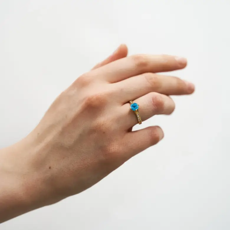 Złoty pierścionek z topazem i diamentami Złoty pierścionek z topazem i diamentami